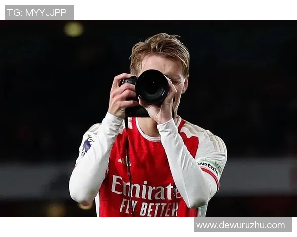 足球粉丝激动涌入球场深情拥抱偶像球星温暖瞬间感动全场 足球粉丝激动涌入球场深情拥抱偶像球星温暖瞬间感动全场